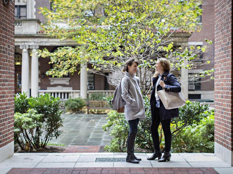 学生 in the courtyard